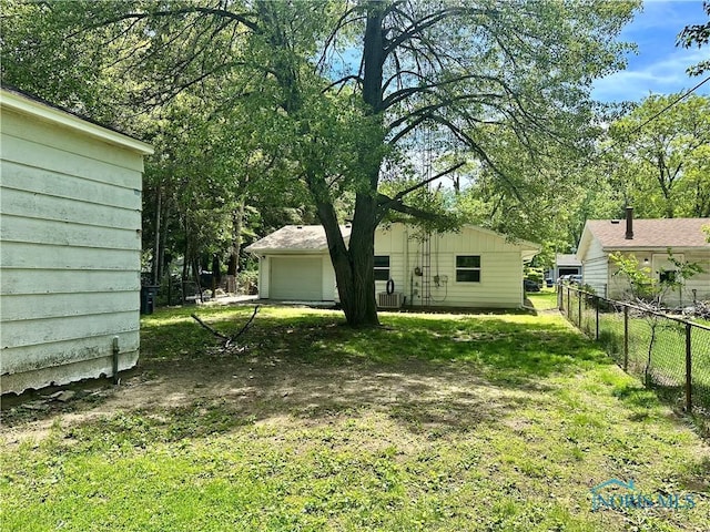 3530 Helene Ct, Toledo, OH 43623 - view of yard featuring a detached garage