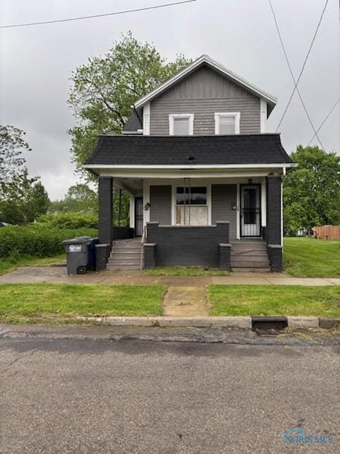 821 Vinton St, Toledo, OH 43609 - view of front of property with a porch and a front yard