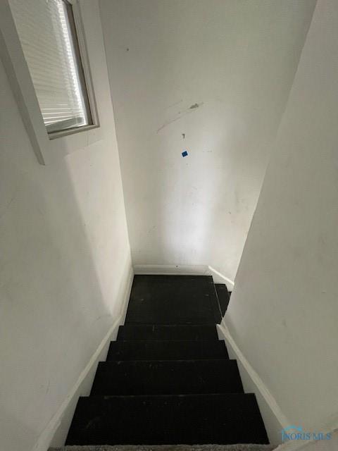 821 Vinton St, Toledo, OH 43609 - view of stairway