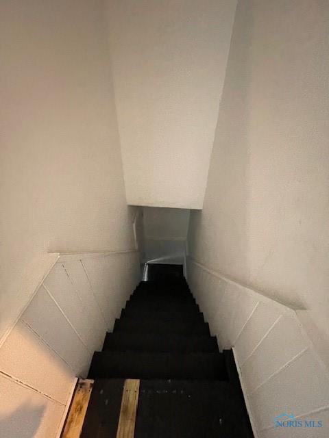 821 Vinton St, Toledo, OH 43609 - view of staircase