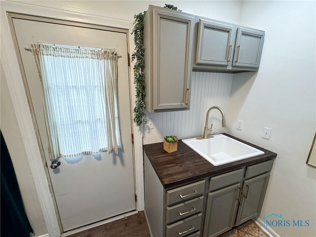 4635 Vermaas Ave, Toledo, OH 43612 - washroom with a sink