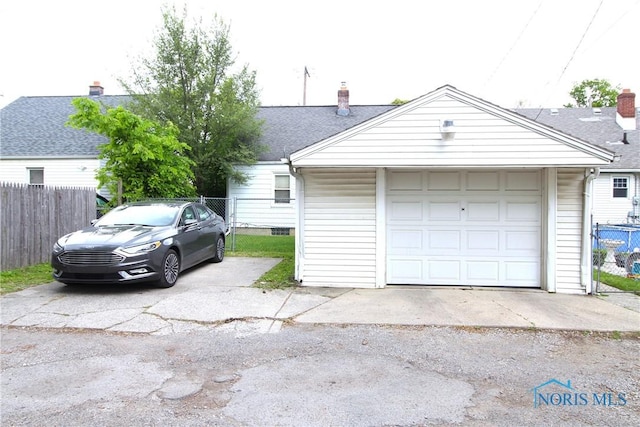 905 Eleanor Ave, Toledo, OH 43612 - detached garage featuring driveway