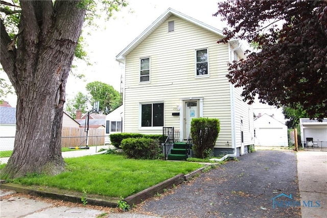 2544 110th St, Toledo, OH 43611 - view of front facade featuring an outdoor structure, a detached garage, and driveway