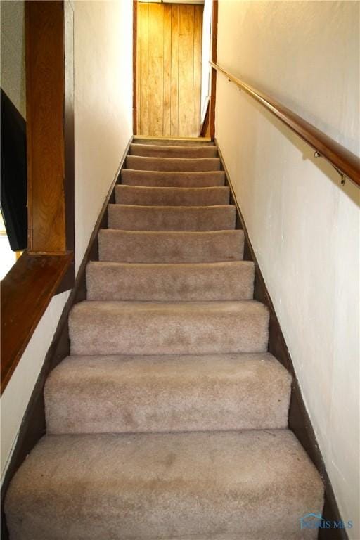 2544 110th St, Toledo, OH 43611 - view of stairs