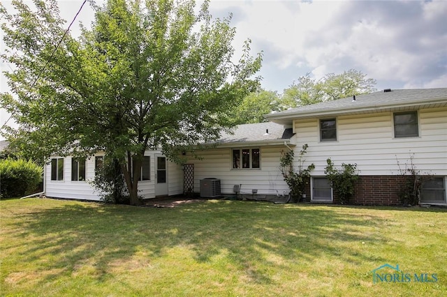 615 Hillcrest Ave, Findlay, OH 45840 - rear view of property featuring a yard and central AC