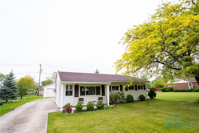 1618 S Clinton St, Defiance, OH 43512 - single story home with a front yard and a detached garage