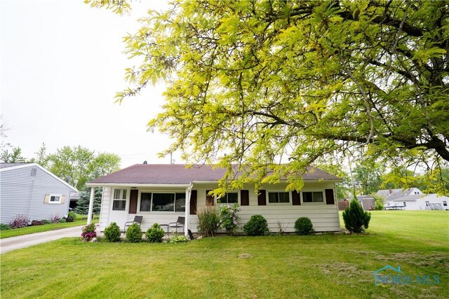 1618 S Clinton St, Defiance, OH 43512 - single story home with a front lawn
