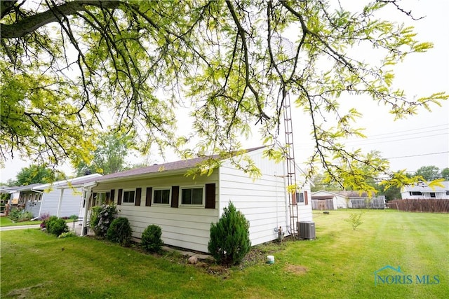 1618 S Clinton St, Defiance, OH 43512 - view of side of property featuring central air condition unit