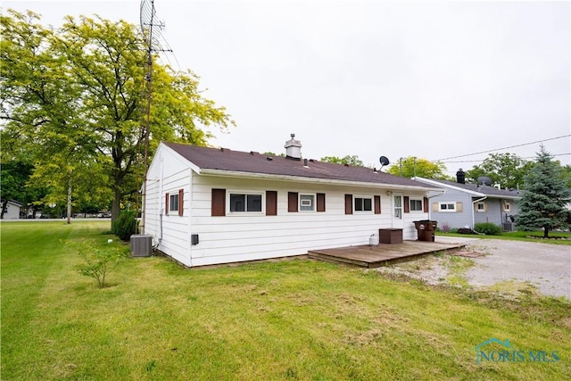 1618 S Clinton St, Defiance, OH 43512 - view of front facade featuring central AC unit, a deck, and a front yard