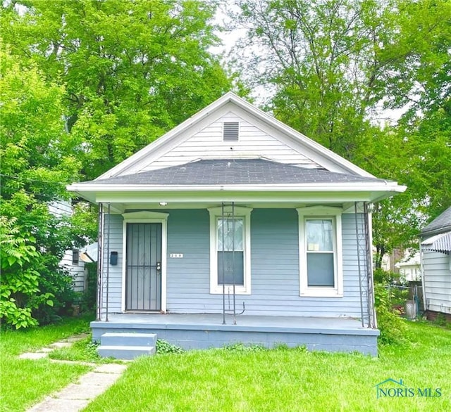 219 N Everett St, Toledo, OH 43608 - view of front of property featuring a porch, a shingled roof, and a front yard