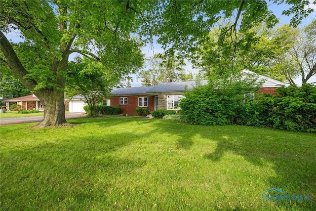 19330 N Dixie Hwy, Bowling Green, OH 43402 - view of grassy yard featuring driveway and a garage
