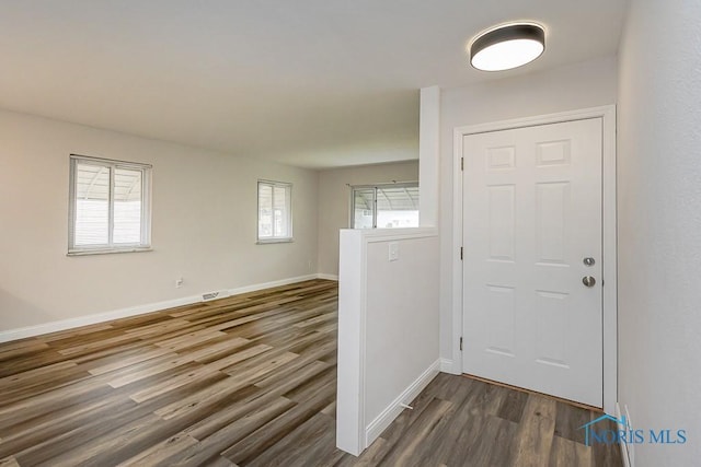 1048 Richland St, Maumee, OH 43537 - foyer featuring dark wood-style floors and baseboards