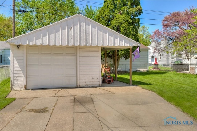 1367 Junior Dr, Maumee, OH 43537 - garage featuring a detached garage and driveway