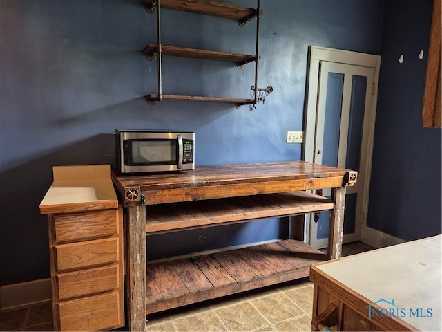 706 W Main Cross St, Findlay, OH 45840 - detailed view of stainless steel microwave