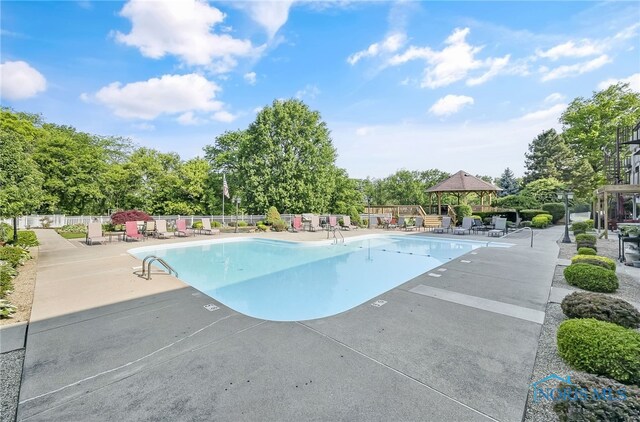 6640 Salisbury Rd Unit 212, Maumee, OH 43537 - community pool with a patio area and view of wooded area