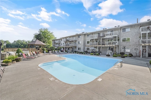6640 Salisbury Rd Unit 212, Maumee, OH 43537 - community pool with a patio area