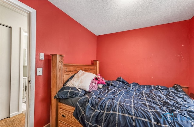 2146 Alvin St, Toledo, OH 43607 - bedroom with carpet floors and a textured ceiling
