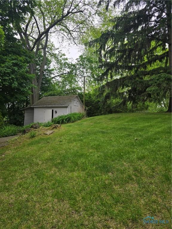 1501 Tiffin Rd, Fremont, OH 43420 - view of grassy yard featuring an outdoor structure