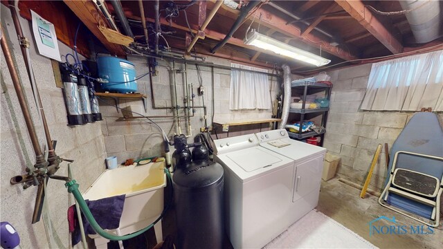 1501 Tiffin Rd, Fremont, OH 43420 - laundry room featuring washing machine and clothes dryer