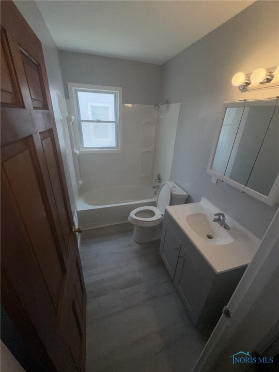 642 Brookley Blvd, Toledo, OH 43607 - full bath featuring toilet, vanity,  shower combination, and wood finished floors