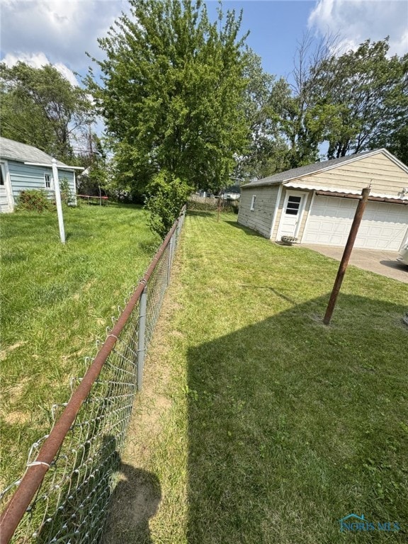642 Brookley Blvd, Toledo, OH 43607 - view of yard featuring a garage and an outdoor structure