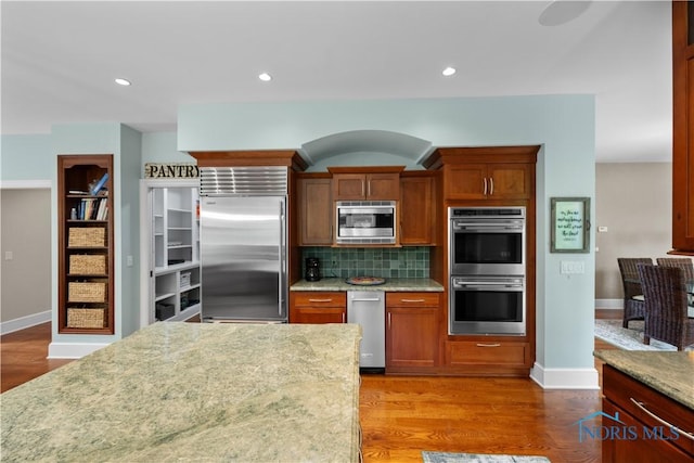 1860 Watermill Ln, Perrysburg, OH 43551 - kitchen featuring stainless steel appliances, wood finished floors, backsplash, baseboards, and recessed lighting