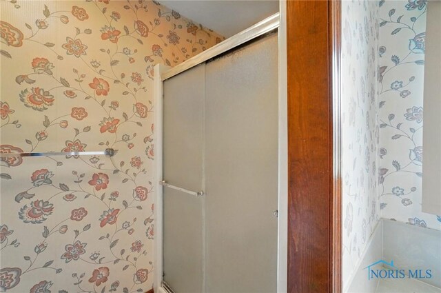 4820 Olde Meadow Ln, Sylvania, OH 43560 - bathroom featuring wallpapered walls and a stall shower