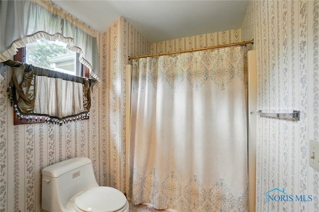 4820 Olde Meadow Ln, Sylvania, OH 43560 - full bath with wallpapered walls, toilet, and a shower with curtain