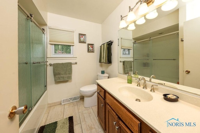 633 Hillcrest Ave, Findlay, OH 45840 - full bath featuring vanity, toilet, combined bath / shower with glass door, and baseboards