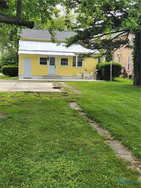 815 S Blanchard St, Findlay, OH 45840 - view of front facade with a front yard