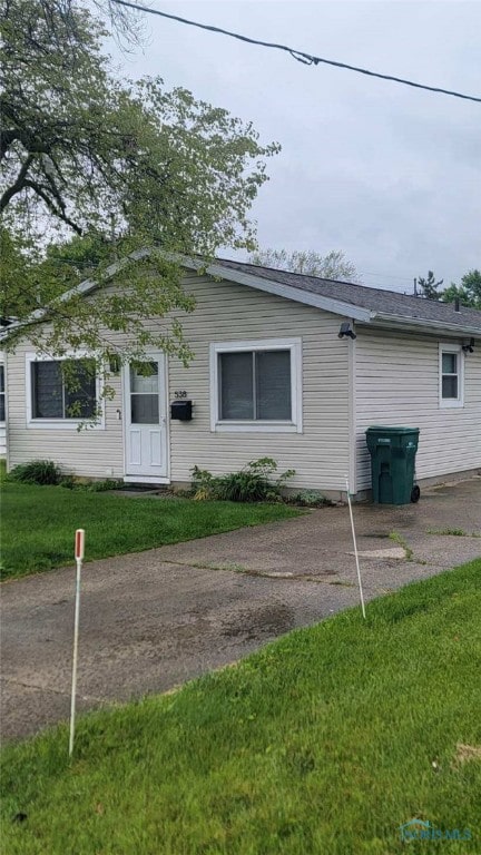 538 Frazer St, Findlay, OH 45840 - view of side of home featuring a yard