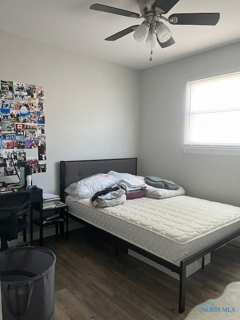 538 Frazer St, Findlay, OH 45840 - bedroom with dark wood-style floors and a ceiling fan