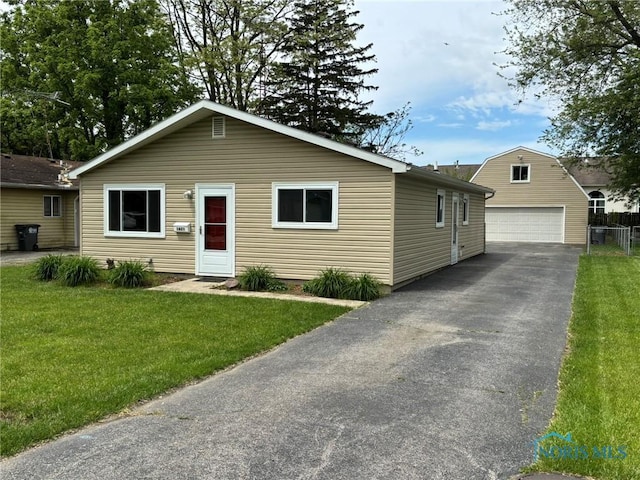 1621 Acorn Dr, Toledo, OH 43615 - view of front of house featuring a detached garage, an outbuilding, and a front yard