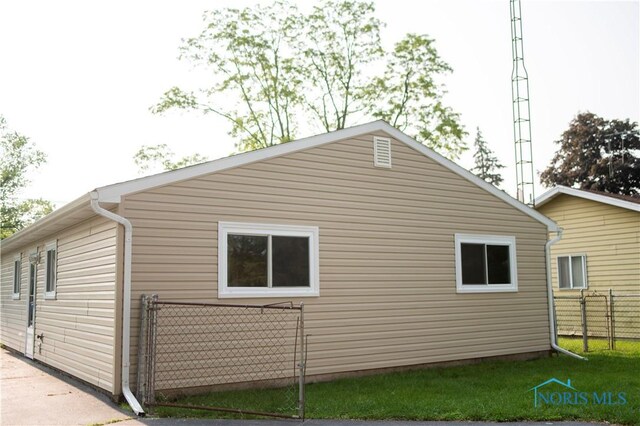 1621 Acorn Dr, Toledo, OH 43615 - view of side of home