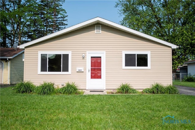 1621 Acorn Dr, Toledo, OH 43615 - bungalow featuring a front yard