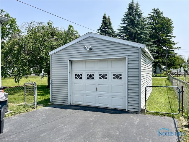 516 W 7th St, Perrysburg, OH 43551 - detached garage with driveway