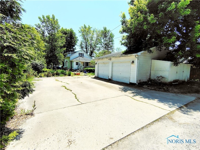 1050 Schultz St, Defiance, OH 43512 - view of detached garage
