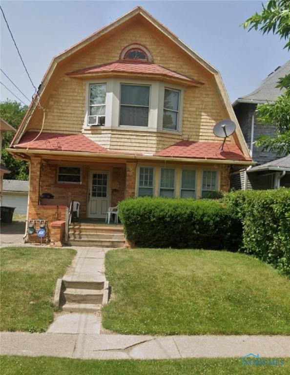 922 Islington St, Toledo, OH 43610 - view of front facade with a gambrel roof and a front yard