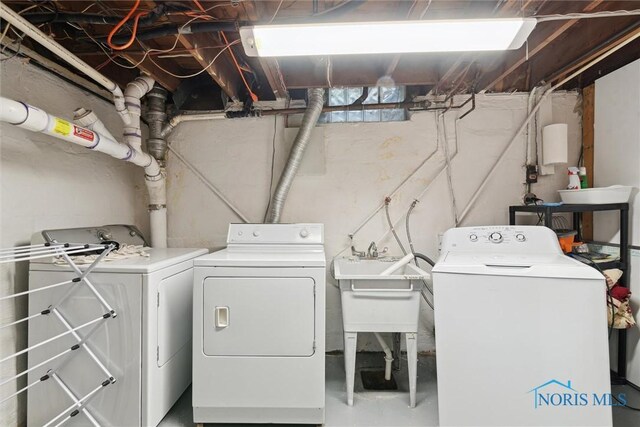 3127 Drummond Rd, Toledo, OH 43606 - laundry area with washer and dryer