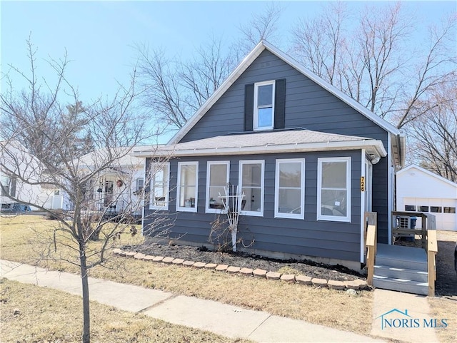 726 S Lynn St, Bryan, OH 43506 - view of front facade featuring a detached garage and an outdoor structure