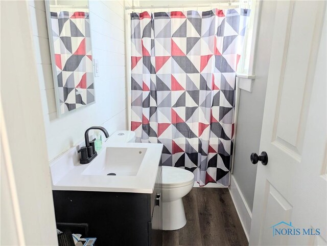 726 S Lynn St, Bryan, OH 43506 - full bath with toilet, vanity, wood finished floors, and a shower with curtain
