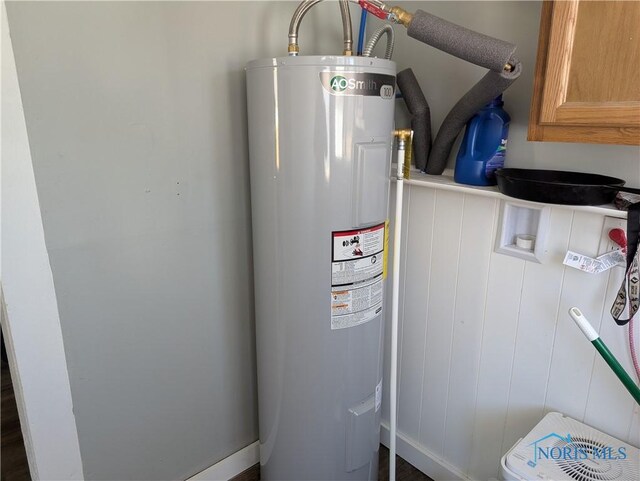 726 S Lynn St, Bryan, OH 43506 - utility room with electric water heater