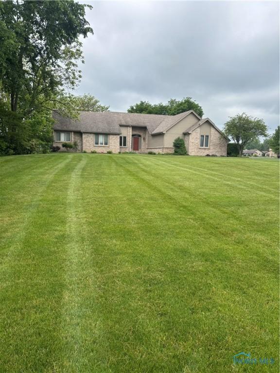 6134 Cemetery Rd, Whitehouse, OH 43571 - view of front of home featuring a front yard
