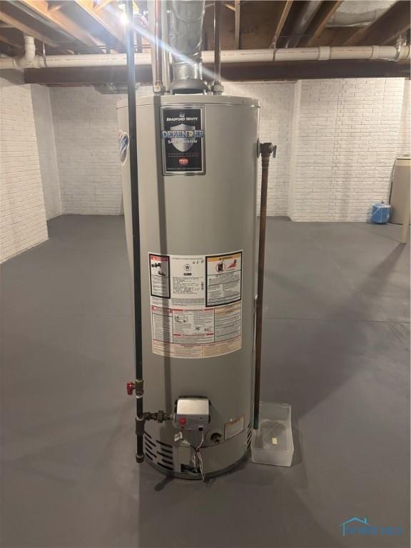 6134 Cemetery Rd, Whitehouse, OH 43571 - utility room featuring water heater