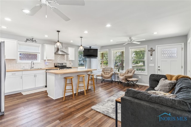 1313 Washington Ave, Findlay, OH 45840 - living room featuring ceiling fan, dark wood-style flooring, recessed lighting, and baseboards