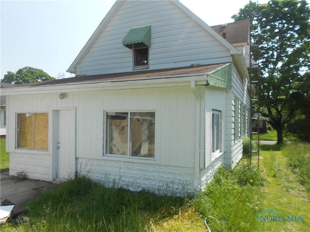 2815 Mulberry St, Toledo, OH 43608 - view of property exterior featuring roof with shingles
