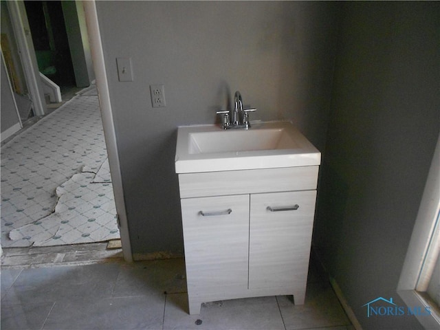 2815 Mulberry St, Toledo, OH 43608 - bathroom with vanity