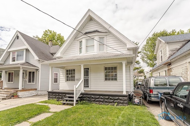 1129 Mason St, Toledo, OH 43605 - view of front facade featuring covered porch and a front lawn