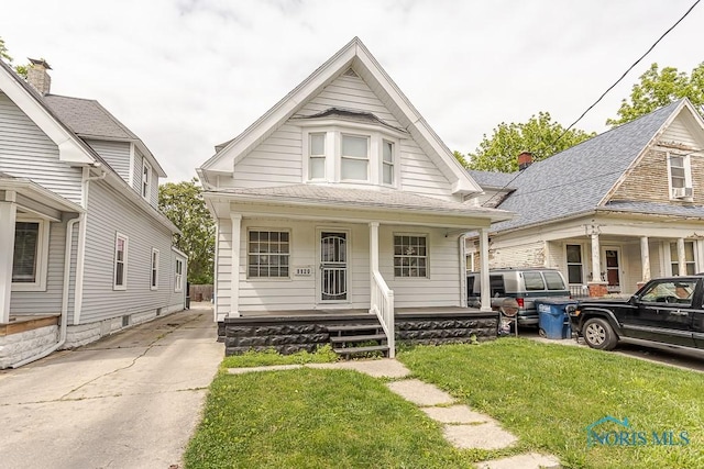 1129 Mason St, Toledo, OH 43605 - view of front of property featuring a porch and a front yard