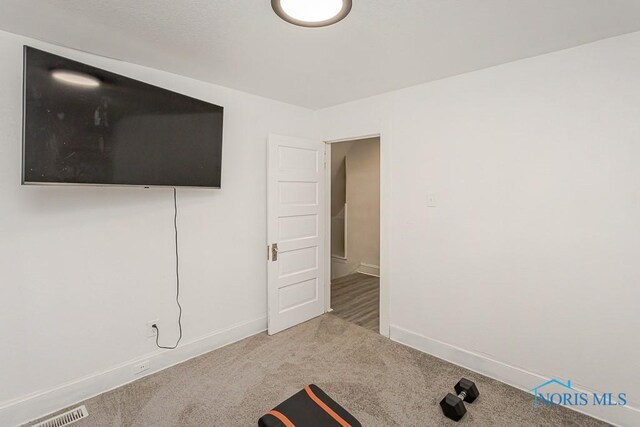 1129 Mason St, Toledo, OH 43605 - workout room featuring carpet flooring and baseboards